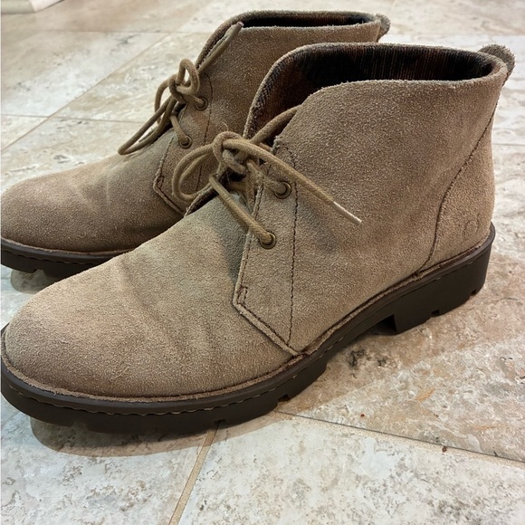 Born Shoes - Born Women’s Taupe Suede Chukka Boots SZ 7 F69817